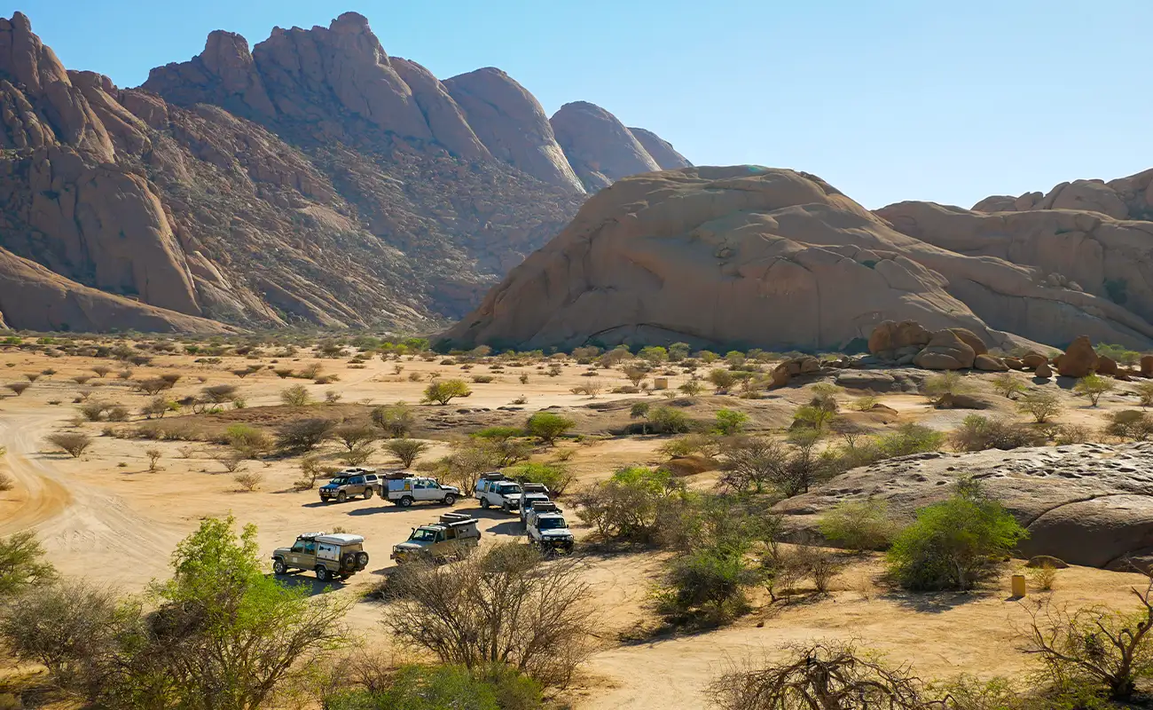 4x4-Mietwagen in Convoy bei der Spitzkoppe in Namibia