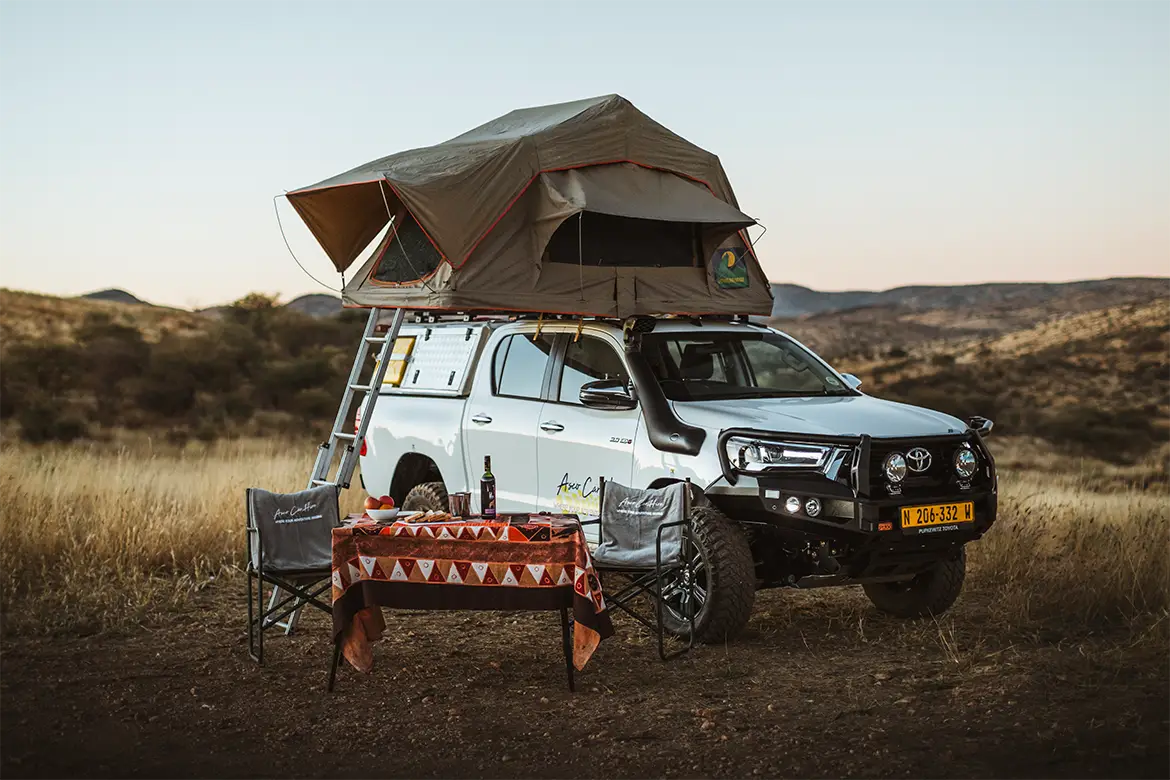 4×4-Mietwagen zur Selbstfahrt mit offenem Dachzelt und Campingausrüstung 4x4-Mietwagen zur Selbstfahrt mit offenem Dachzelt und Campingausrüstung