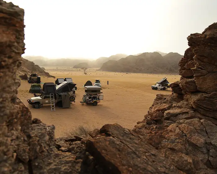 Gruppe von geführten 4×4-Safari-Fahrzeugen im Damaraland, Namibia Gruppe von geführten 4x4-Safari-Fahrzeugen im Damaraland, Namibia