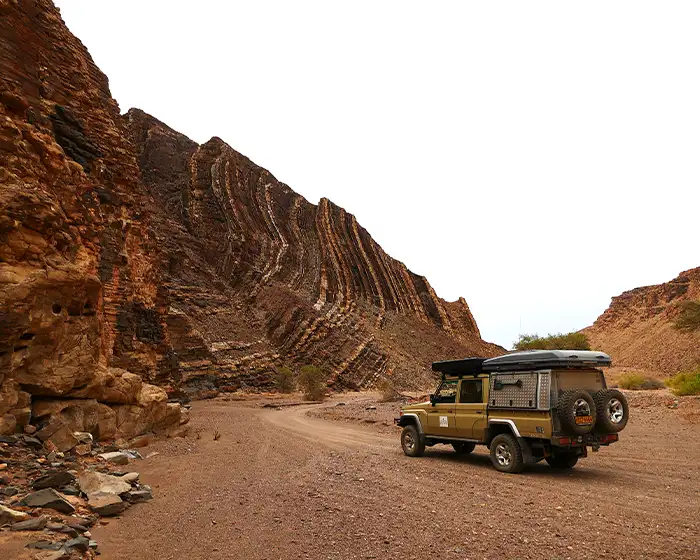 Geführte 4×4-Safari auf einer Schotterstraße im Damaraland, Namibia Geführte 4x4-Safari auf einer Schotterstraße im Damaraland, Namibia