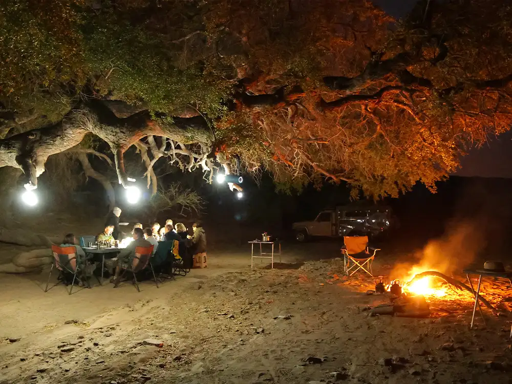 Zubereitung und Verzehr des Abendessens auf einem Campingplatz in Namibia Zubereitung und Verzehr des Abendessens auf einem Campingplatz in Namibia