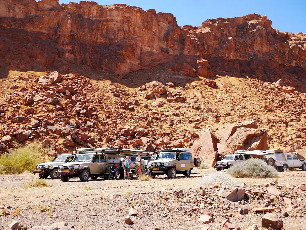 Reisende auf einer 4×4-Konvoi-Tour zur Spitzkoppe in Namibia Reisende auf einer 4x4-Konvoi-Tour zur Spitzkoppe in Namibia